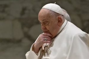 Papa Francisco se encontra estável e não apresentou insuficiência respiratória nesta quarta, diz Vaticano