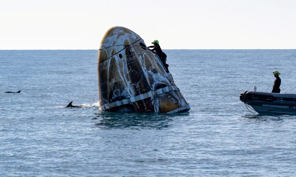 <strong>Astronautas da Nasa retornam à Terra após longa missão</strong>