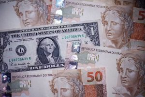 Dólar cai e fecha a R$ 5,72, no menor valor desde o salto pós-tarifaço; Ibovespa sobe