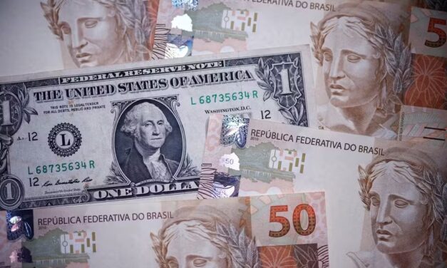 Dólar cai e fecha a R$ 5,72, no menor valor desde o salto pós-tarifaço; Ibovespa sobe
