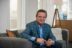 Mílton Jung apresenta palestra “Comunicar para Liderar” em Goiânia durante a Semana S