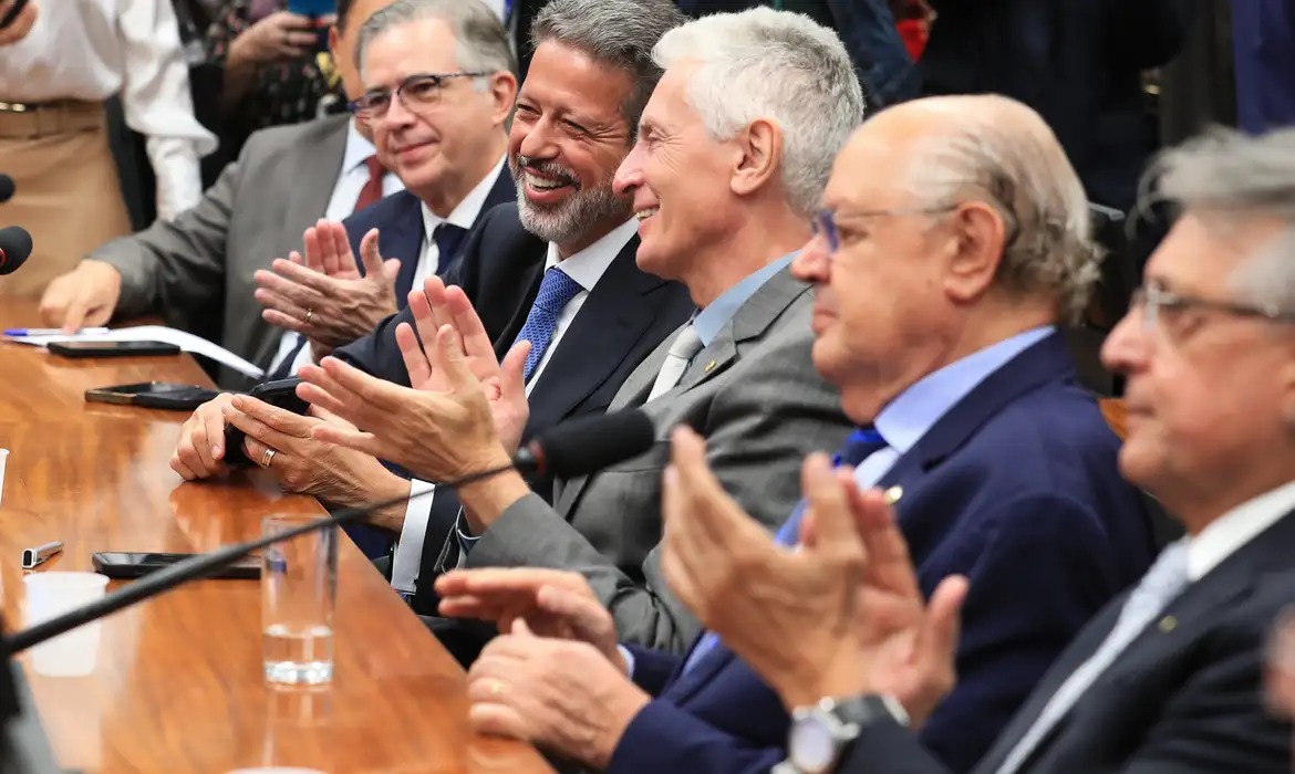 Câmara instala comissão sobre isenção do Imposto de Renda até R$ 5 mil Câmara instala comissão sobre isenção do Imposto de Renda até R$ 5 mil