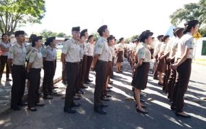 Adolescente trans conquista direito de usar farda masculina em colégio militar