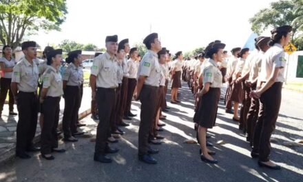 Adolescente trans conquista direito de usar farda masculina em colégio militar