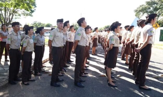 Adolescente trans conquista direito de usar farda masculina em colégio militar
