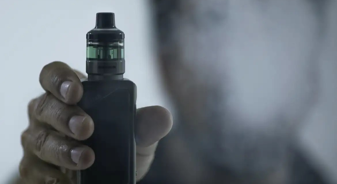 Plataformas devem remover propagandas de cigarros eletrônicos