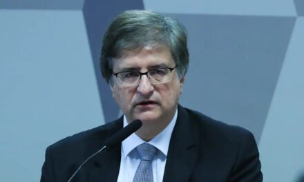 PGR quer investigar atuação de Eduardo Bolsonaro contra autoridades