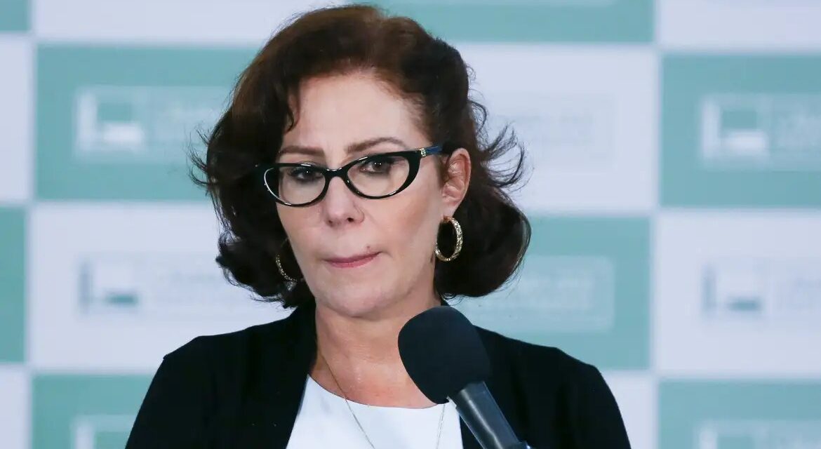 PGR pede prisão preventiva e inclusão de Carla Zambelli em lista da Interpol após deputada deixar o país