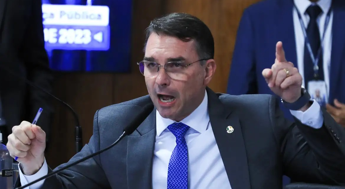 Flávio Bolsonaro desembarca na Europa durante operação na casa do pai