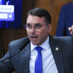 Flávio Bolsonaro desembarca na Europa durante operação na casa do pai