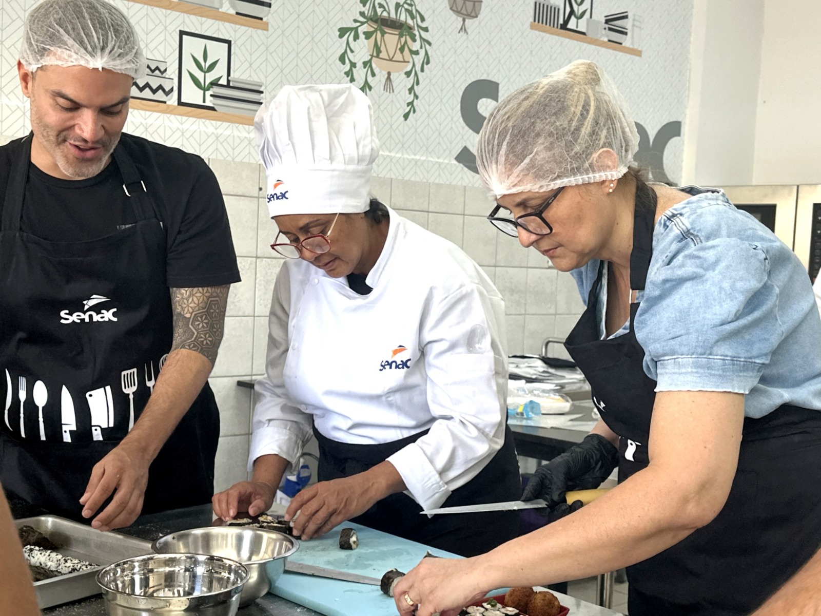 Senac Goiás abre cerca de 150 vagas gratuitas em cursos de gastronomia e camareira