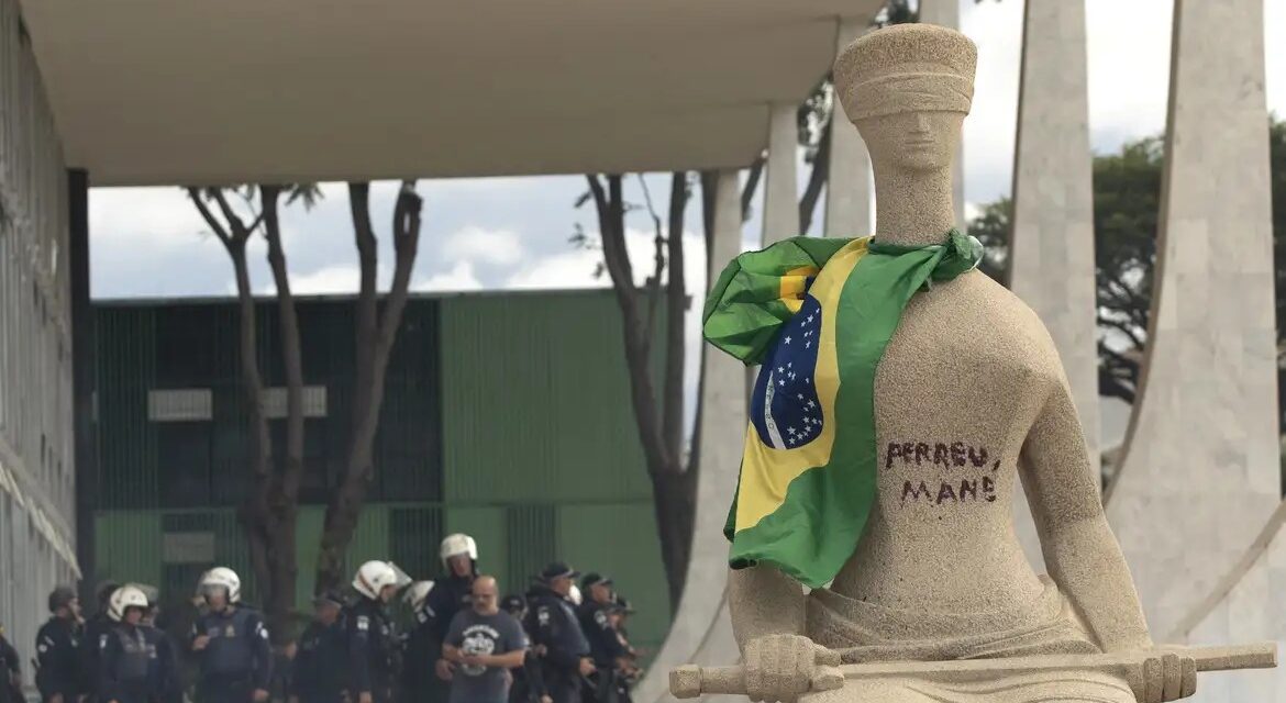 Moraes autoriza assistência religiosa para mulher que pichou estátua