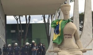 Moraes autoriza assistência religiosa para mulher que pichou estátua