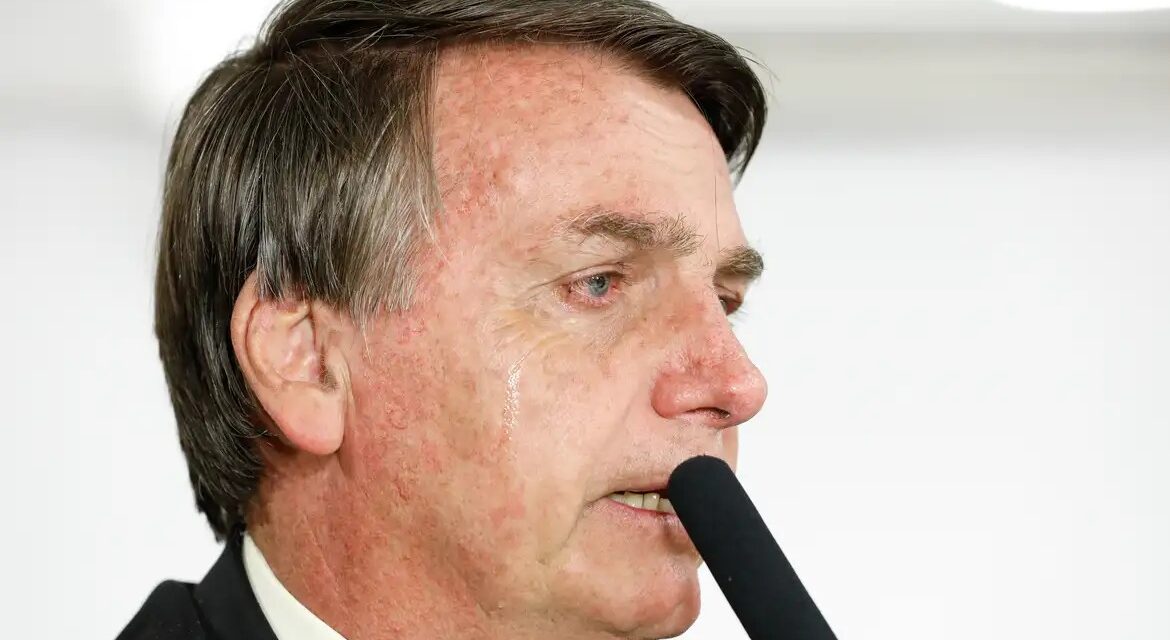 PF cumpre mandados na casa de Jair Bolsonaro, que usará tornozeleira