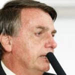 PF cumpre mandados na casa de Jair Bolsonaro, que usará tornozeleira