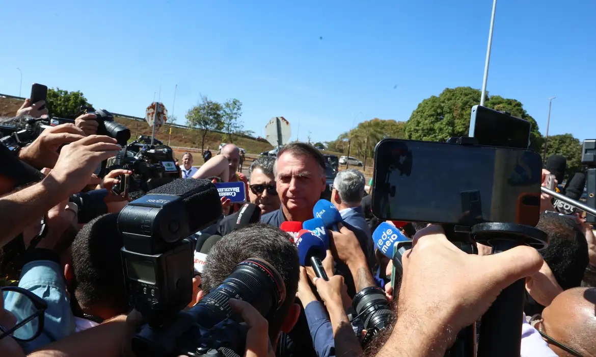 Bolsonaro diz que investigação contra ele é política e ‘suprema humilhação’