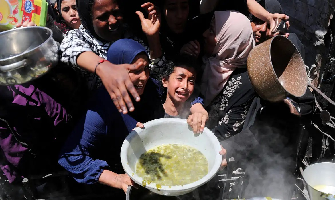 Gaza: 67 palestinos que buscavam comida são mortos