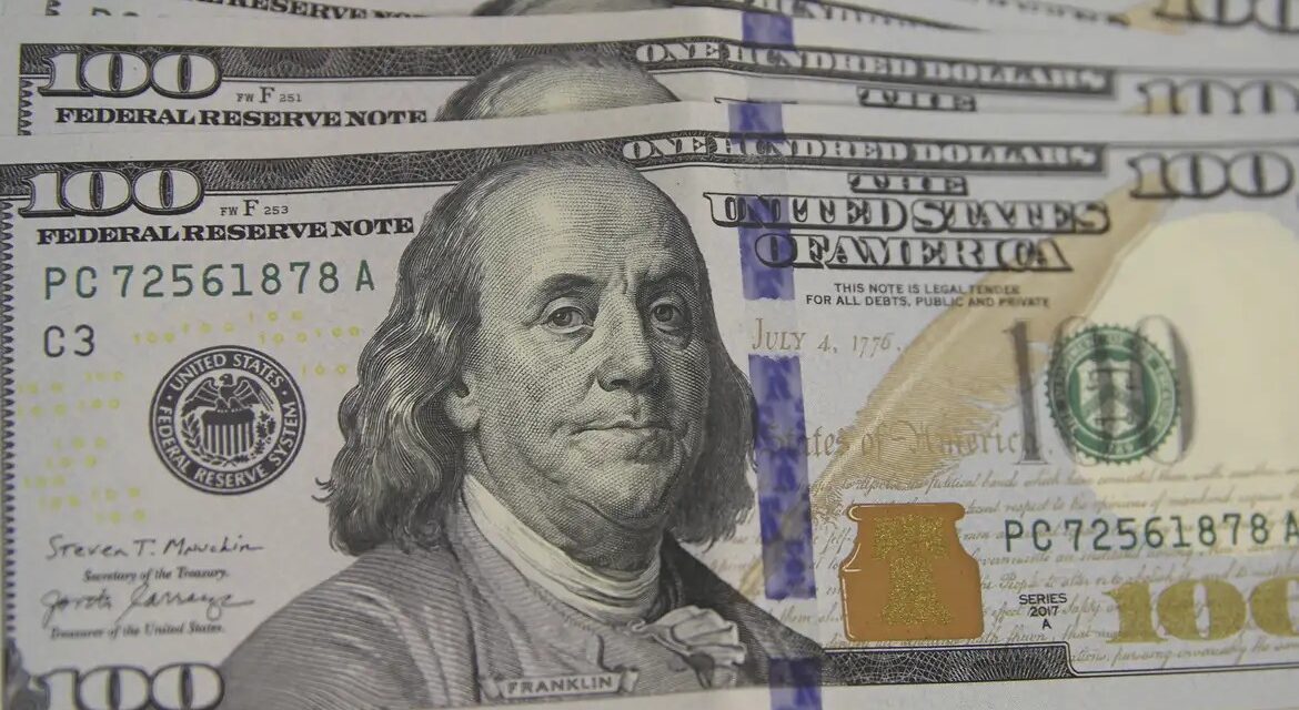 Dólar cai abaixo dos R$ 5,40, no menor valor desde junho de 2024