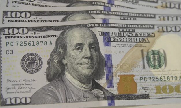 Dólar cai abaixo dos R$ 5,40, no menor valor desde junho de 2024