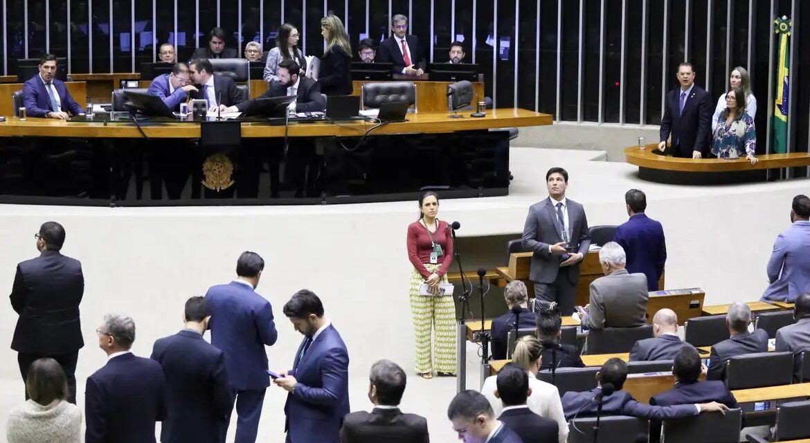 Sem acordo, Câmara não pauta foro privilegiado nem anistia a 8/1
