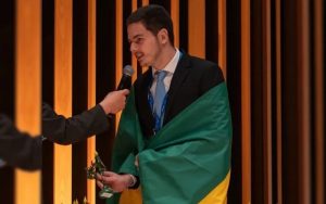 Estudante goiano de 17 anos coleciona 20 medalhas de competições científicas nacionais e internacionais