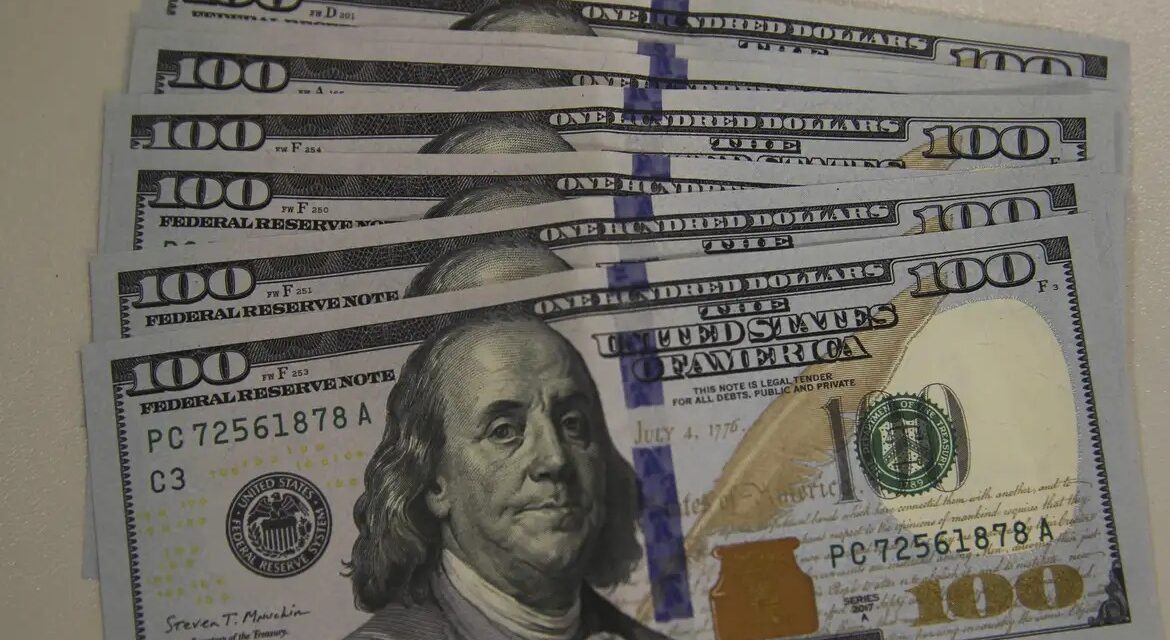 Dólar fecha abaixo de R$ 5,50 pela primeira vez em quase um mês