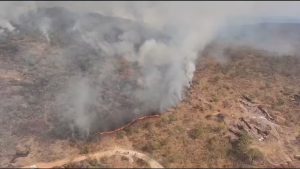 Incêndio interdita cachoeira e atinge mais de 4 mil hectares em Pirenópolis