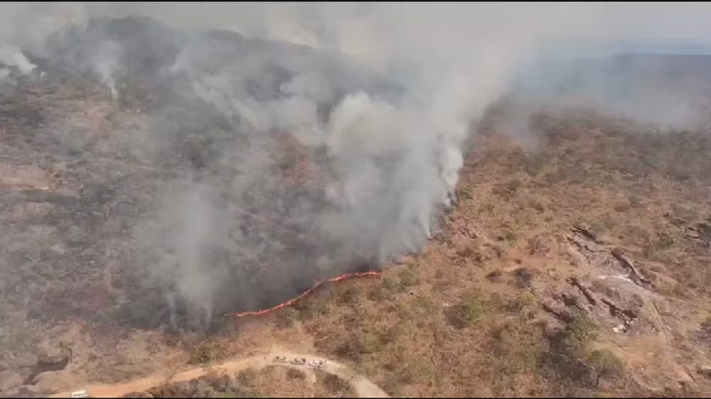 Incêndio interdita cachoeira e atinge mais de 4 mil hectares em Pirenópolis