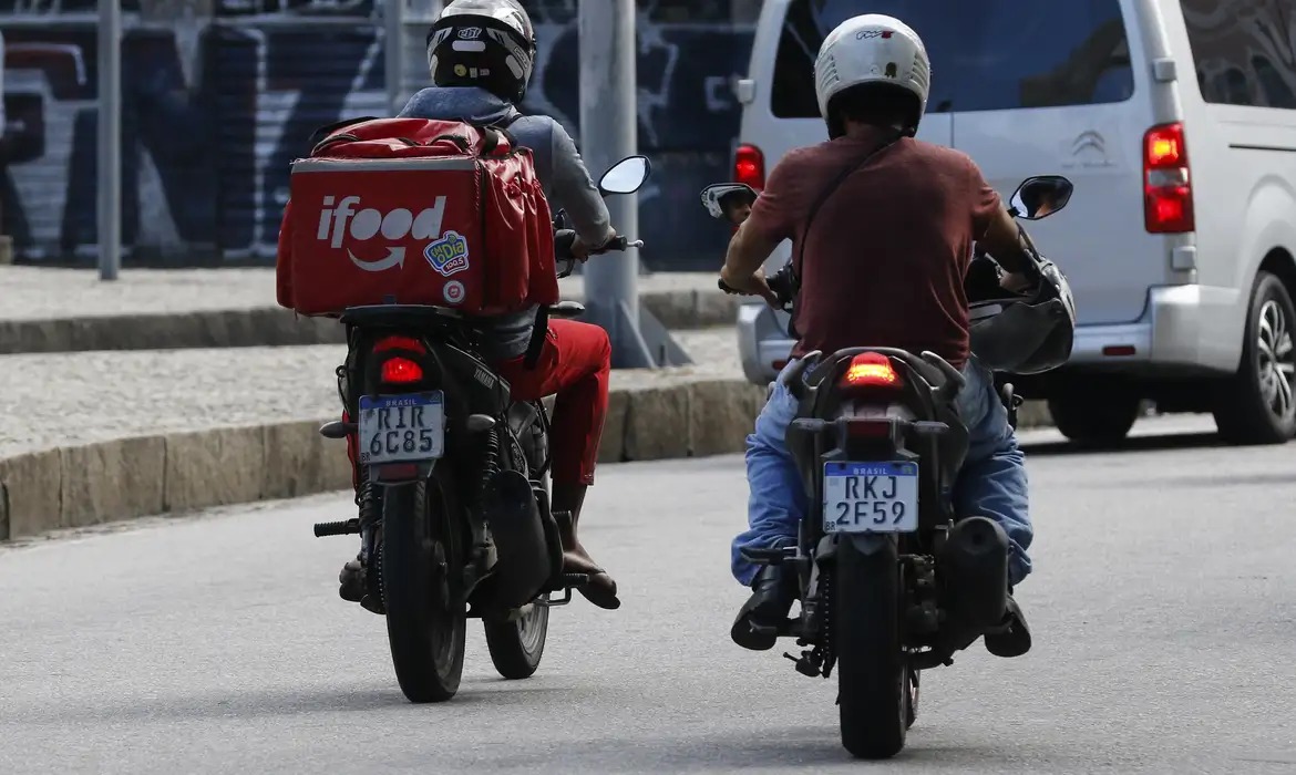 Câmara aprova urgência para votar vale-refeição para entregadores