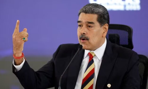 Maduro diz que 8 embarcações militares dos EUA com mísseis ‘apontam’ em direção à Venezuela