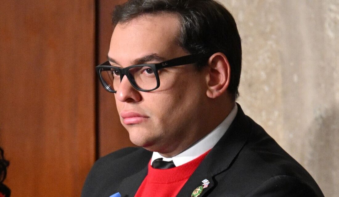 Ex-deputado de ascendência brasileira é solto após perdão de Trump