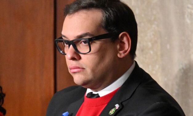 Ex-deputado de ascendência brasileira é solto após perdão de Trump