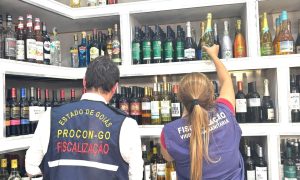 Procon participa de força-tarefa para combater falsificação de bebidas