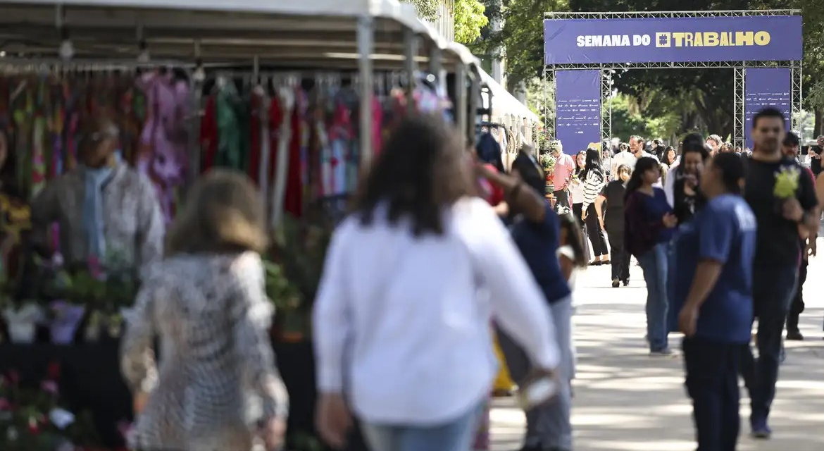 Desemprego no trimestre cai para menor taxa da série histórica