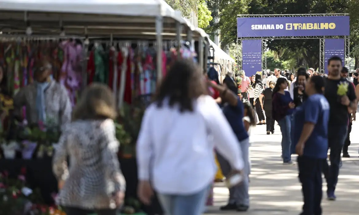 Desemprego no trimestre cai para menor taxa da série histórica