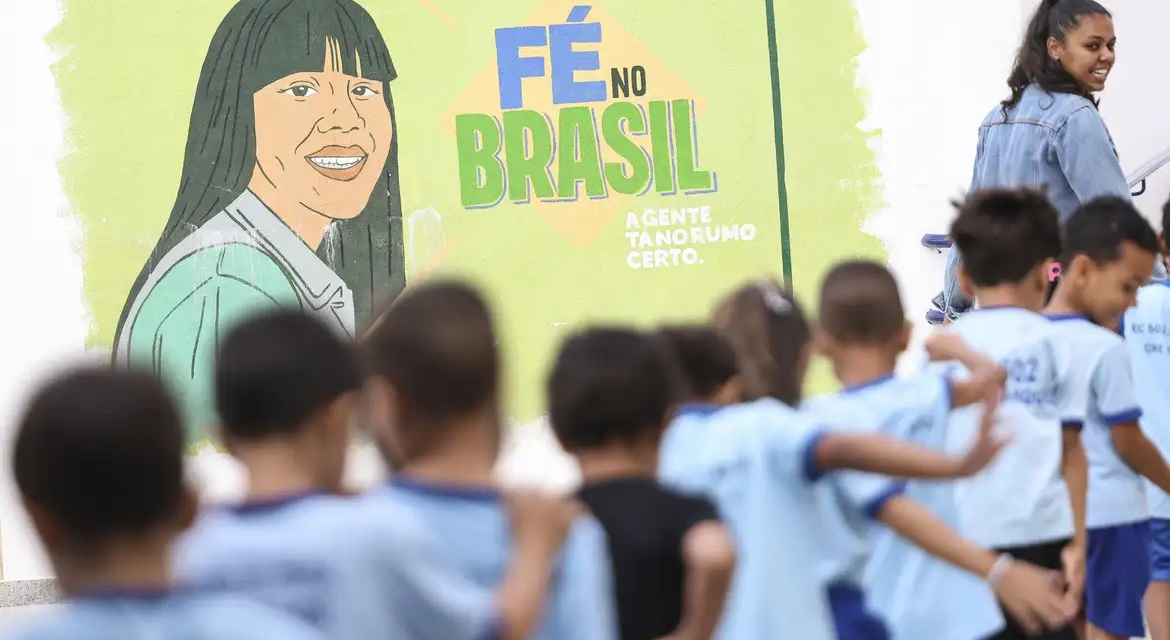 PNE: relatório sugere investimento de 7,5% do PIB para educação