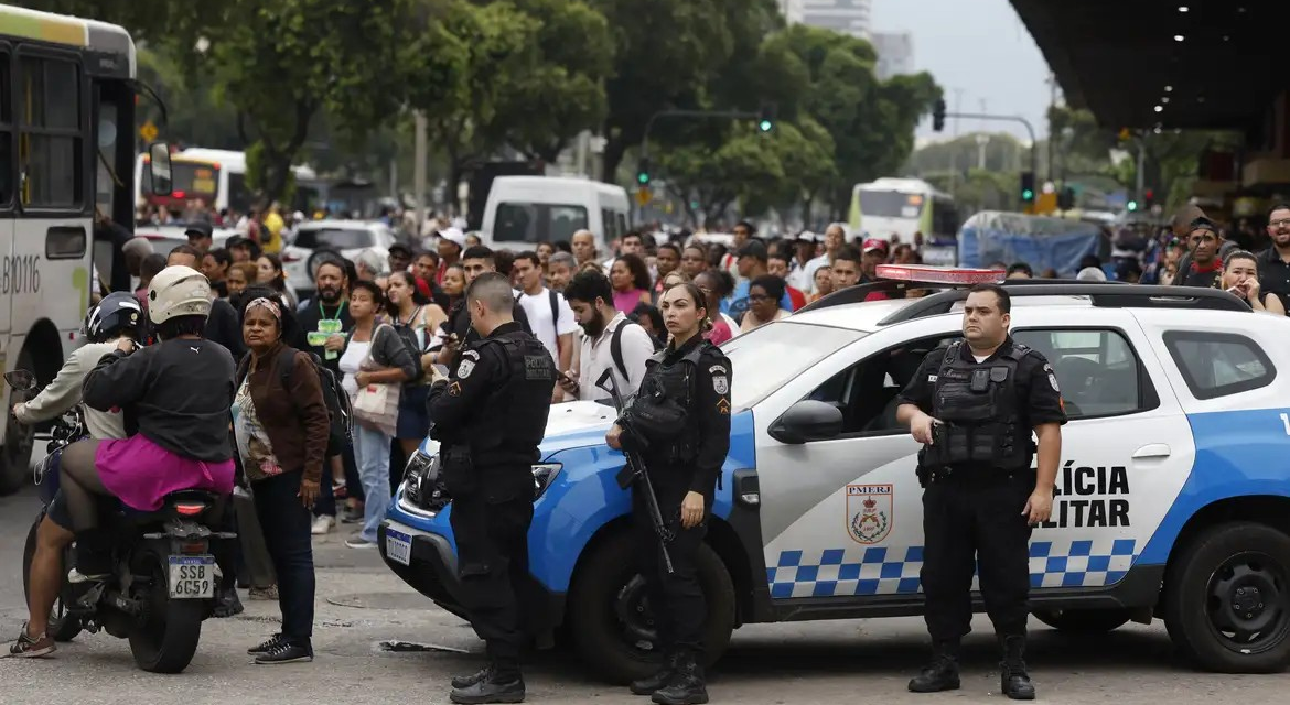 Ação no RJ é cortina de fumaça e expõe população, dizem especialistas