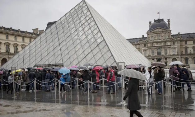 Museu do Louvre reabre após roubo; França debate falhas de segurança