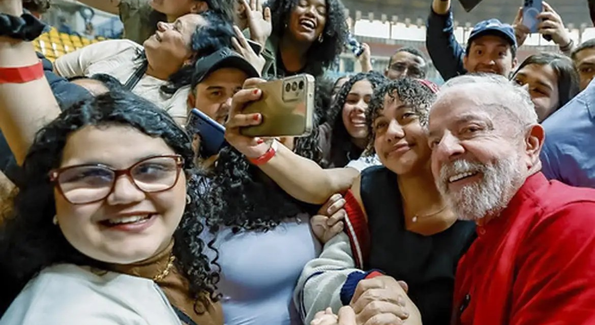 Lula: educação e política são pilares para país ter um futuro melhor