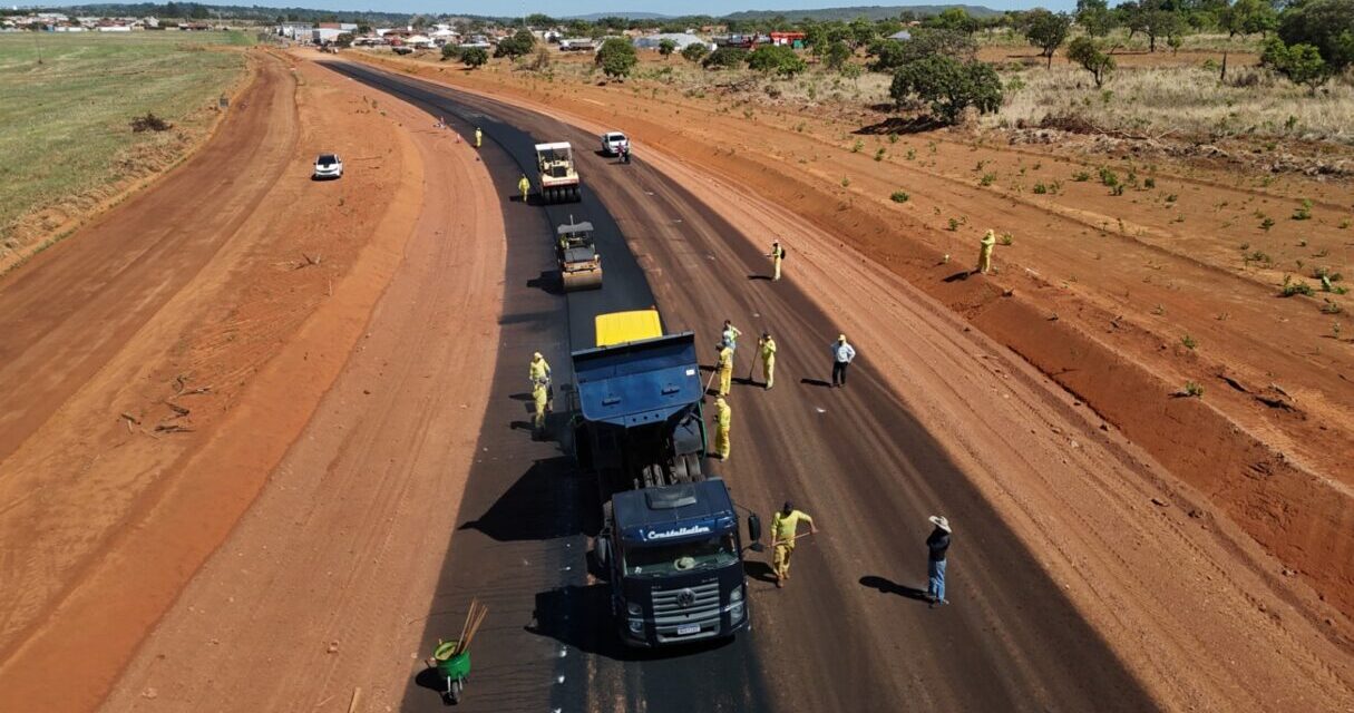 Goinfra inicia capa asfáltica na obra de pavimentação da GO-219