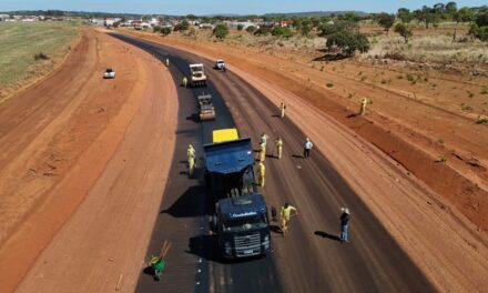 Goinfra inicia capa asfáltica na obra de pavimentação da GO-219