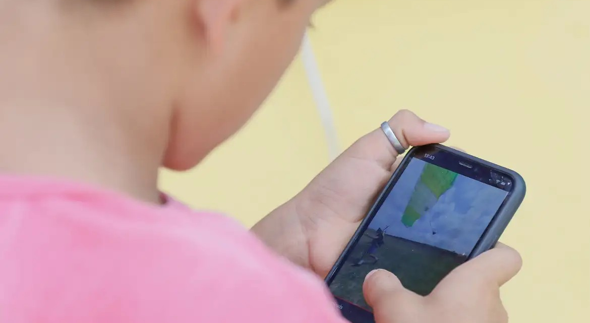 Guia auxilia adolescentes a fazerem uso seguro da internet