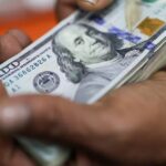 Dólar cai e fecha a R$ 5,27, menor nível em 17 meses; Ibovespa bate 12º recorde seguido