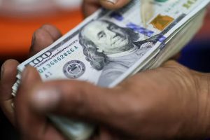 Dólar cai e fecha a R$ 5,27, menor nível em 17 meses; Ibovespa bate 12º recorde seguido