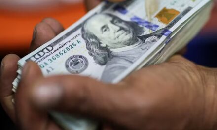 Dólar cai e fecha a R$ 5,27, menor nível em 17 meses; Ibovespa bate 12º recorde seguido