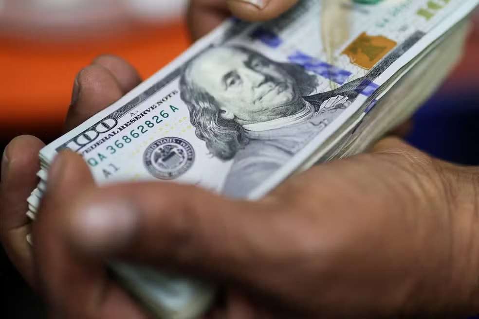 Dólar cai e fecha a R$ 5,27, menor nível em 17 meses; Ibovespa bate 12º recorde seguido