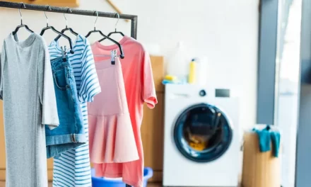 Por que algumas roupas encolhem na lavagem? Uma cientista têxtil explica como ‘desencolhê-las’