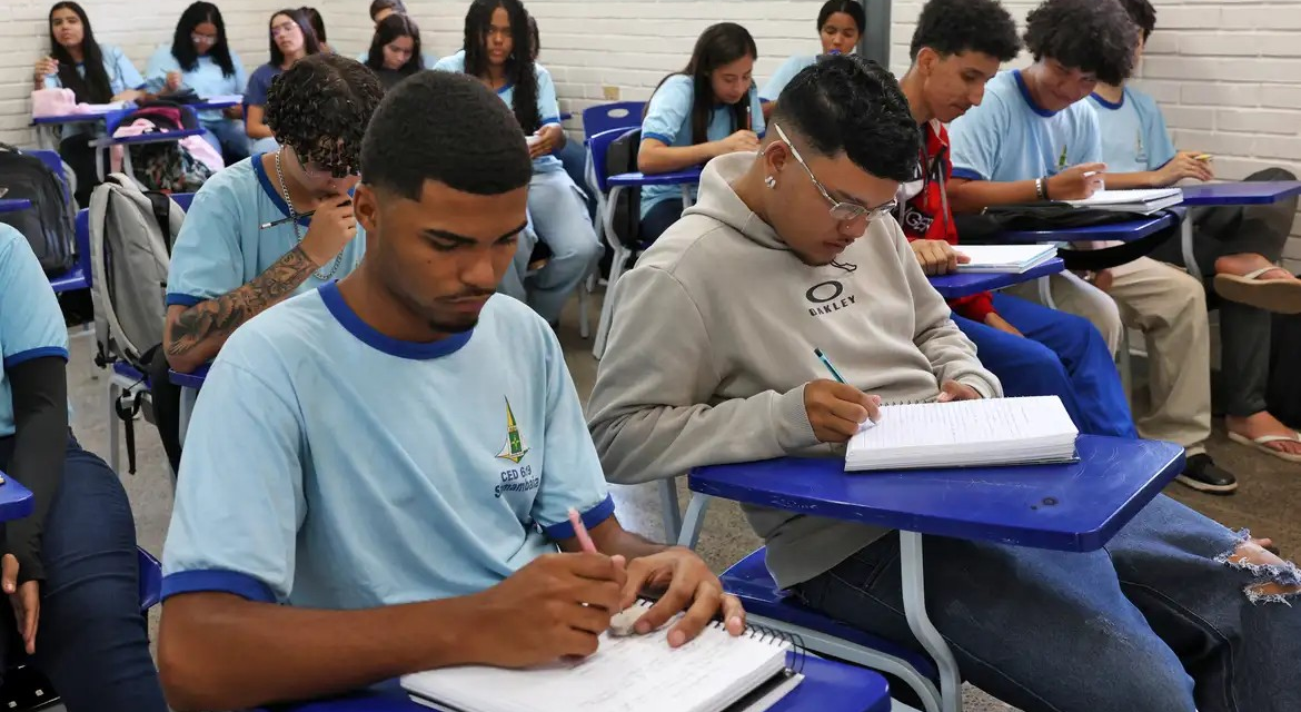 Renda e cor são determinantes para não concluir ensino médio no país