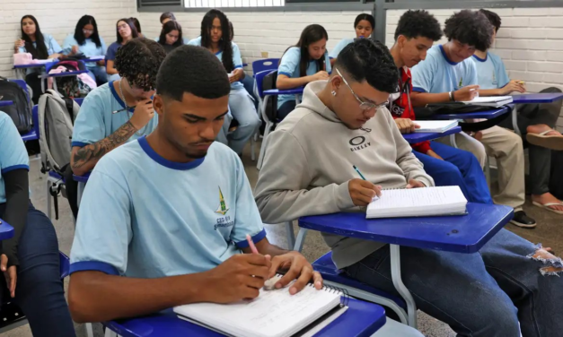 Renda e cor são determinantes para não concluir ensino médio no país