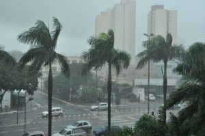 Tempestades e rajadas de vento acima de 60 km/h podem atingir Goiás nesta semana, diz Cimehgo